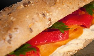 Sandwich-de-post-Vegan-cu-Humus-si-Ardei-Copt